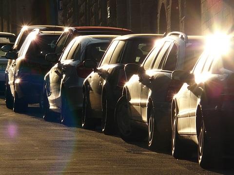 Odtah nebo lísteček, podle čeho policisté rozhodují