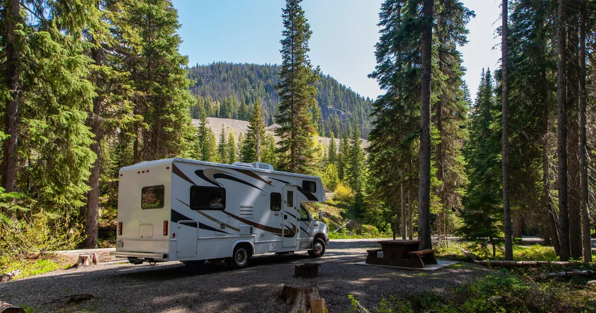 Pojištění karavanu a obytného vozu: povinnosti i praktické tipy pro bezpečné cestování