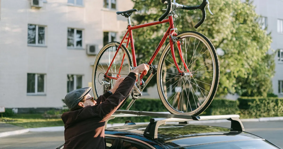Spadlo vám za jízdy kolo z nosiče a poškodilo jiné auto? Kdo zaplatí škodu a kdy pomůže pojištění